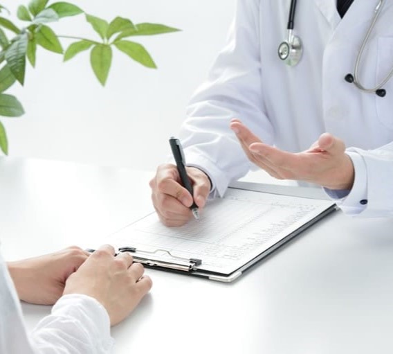 Médico conversando com paciente durante uma consulta
